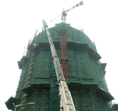 阿合奇吊车在工地上作业